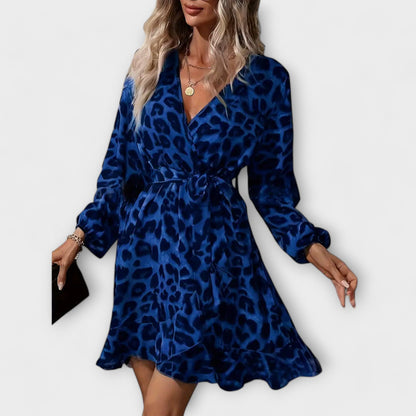 Elegantní šaty s leopardím potiskem, výstřihem do V a stahovacími pásky